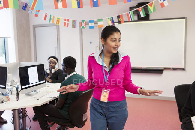 Community college instructor leading lesson in computer lab classroom — Stock Photo