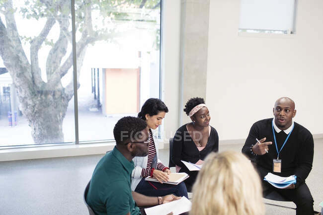Gente hablando en círculo de reunión de grupo de apoyo - foto de stock
