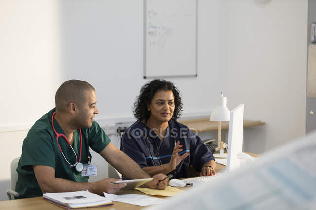 Nurses working at computer in clinic — Stock Photo