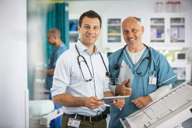 Уверенные в себе врачи-мужчины в больнице — стоковое фото
