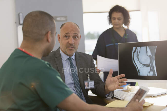 Médecin et infirmière discutant de radiographie numérique en clinique — Photo de stock