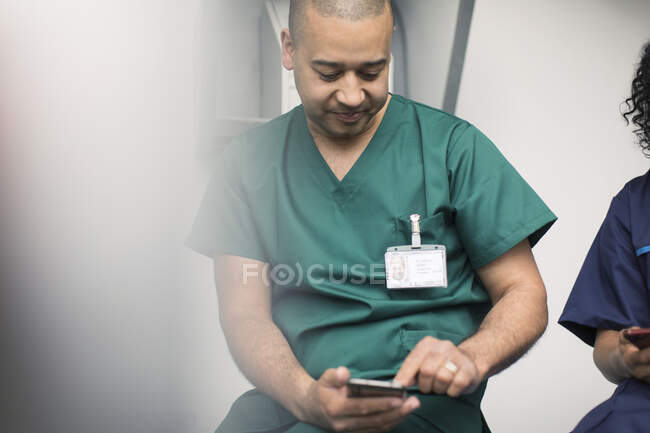 Männlicher Chirurg mit Smartphone — Stockfoto