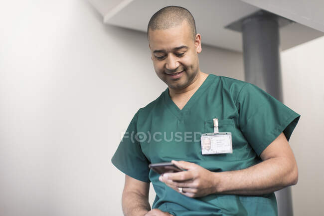 Chirurgien masculin utilisant un téléphone intelligent — Photo de stock