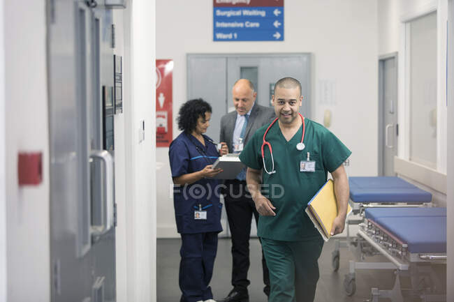 Männlicher Chirurg läuft auf Krankenhausflur — Stockfoto