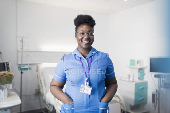 Retrato confiante, sorridente enfermeira no quarto do hospital — Fotografia de Stock