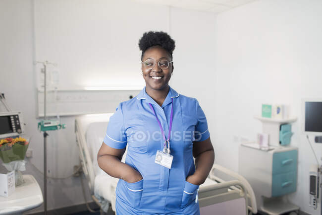Портрет впевнена, усміхнена медсестра в лікарняній кімнаті — стокове фото