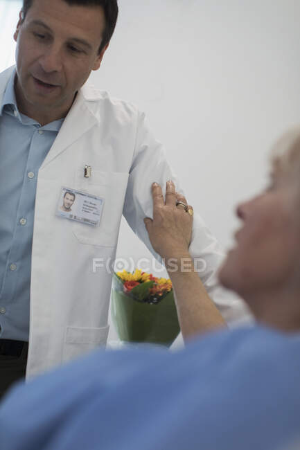 Пацієнт торкається руки лікарів у лікарняній кімнаті — стокове фото