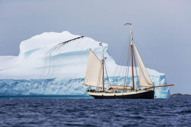Nave che naviga lungo la formazione di iceberg Oceano Atlantico Groenlandia — Foto stock