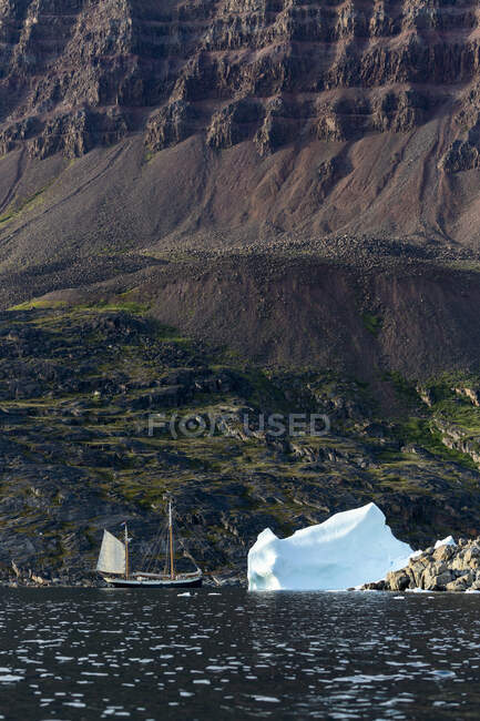 Вид на корабль и айсберг в заливе Диско, Западная Гренландия — стоковое фото