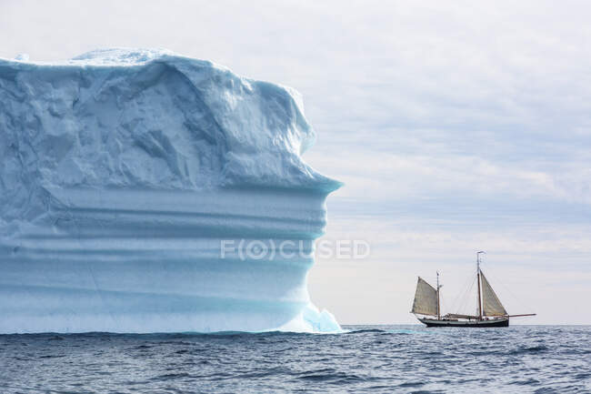 Корабль проплывает мимо айсберга по Атлантическому океану Гренландия — стоковое фото