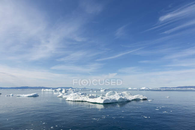 Gelo polar derrete em azul ensolarado Oceano Atlântico Groenlândia — Fotografia de Stock