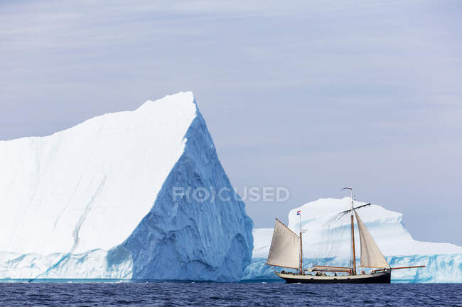 Navio passando por icebergs majestosos no Oceano Atlântico Groenlândia — Fotografia de Stock