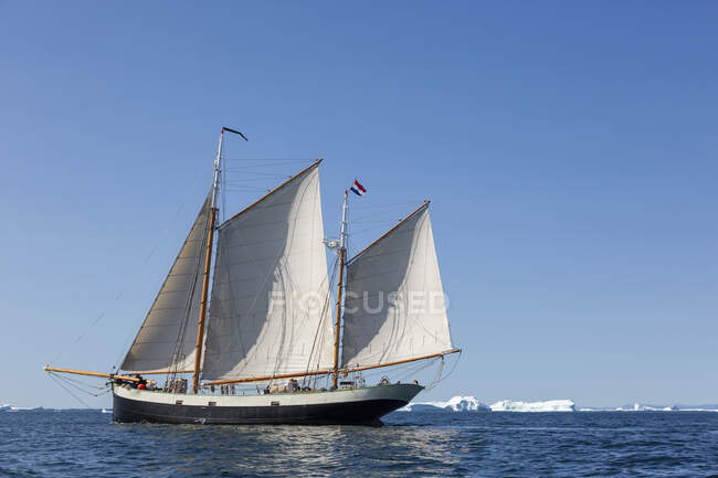 Schiff mit niederländischer Flagge über dem sonnigen Atlantik Grönland — Stockfoto
