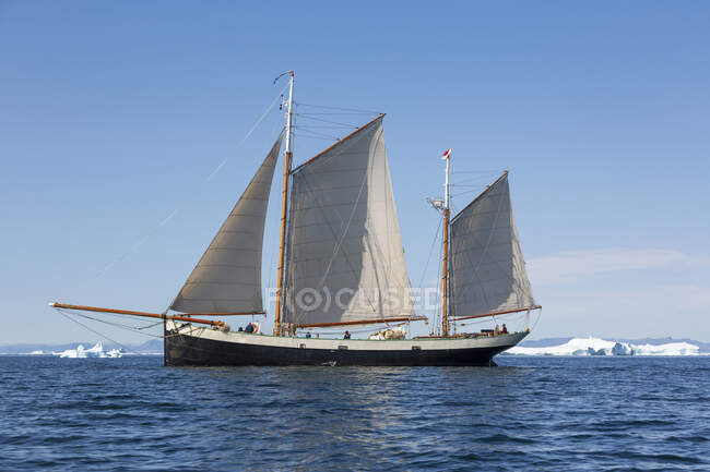 Ship sailing on sunny arctic Atlantic Ocean Greenland — Stock Photo