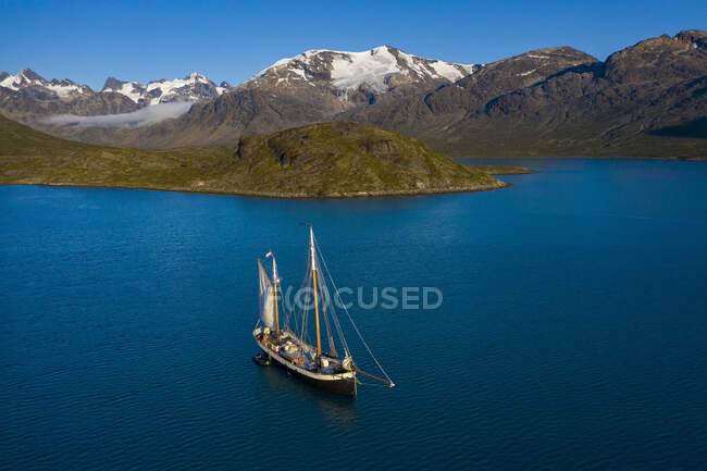 Nave in sole remoto blu Disko Bay Groenlandia occidentale — Foto stock