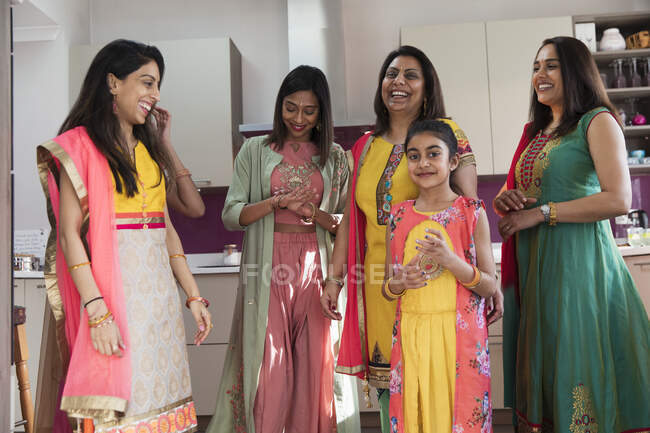 Mujeres indias multigeneracionales felices en saris tradicionales - foto de stock