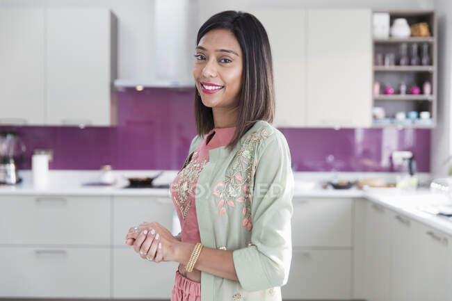 Retrato confiado mujer india en la cocina - foto de stock