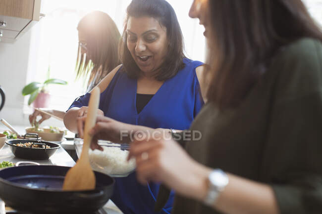 Mujeres preparando comida india en la cocina - foto de stock