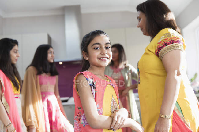 Retrato menina indiana feliz em sari com mulheres na cozinha — Fotografia de Stock
