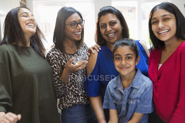 Felice donne e figlie indiane — Foto stock