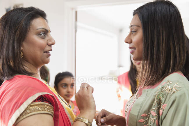 Les femmes indiennes en saris parlent — Photo de stock