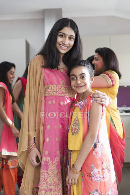 Porträt glückliche indische Schwestern in Saris — Stockfoto