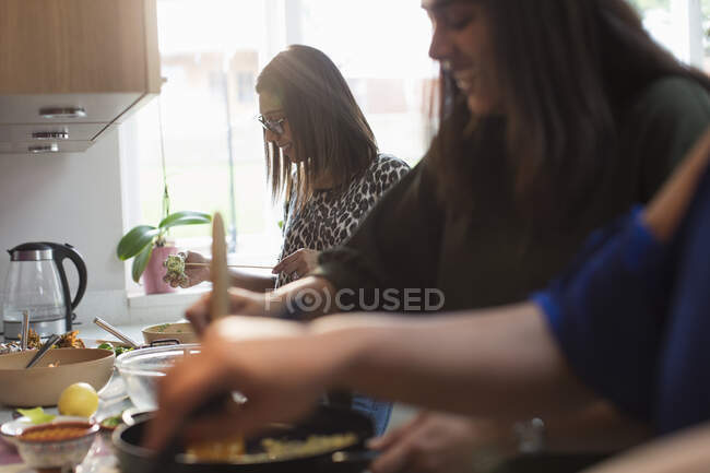 Donne indiane che cucinano cibo in cucina — Foto stock