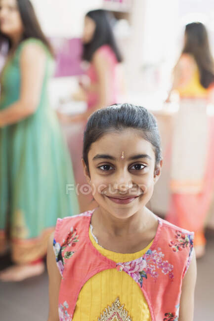 Porträt lächelndes indisches Mädchen in Sari und Bindung — Stockfoto