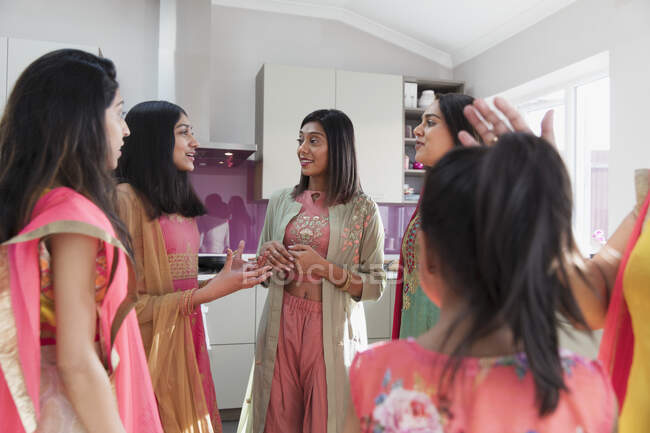 Les femmes indiennes en saris prennent dans la cuisine — Photo de stock