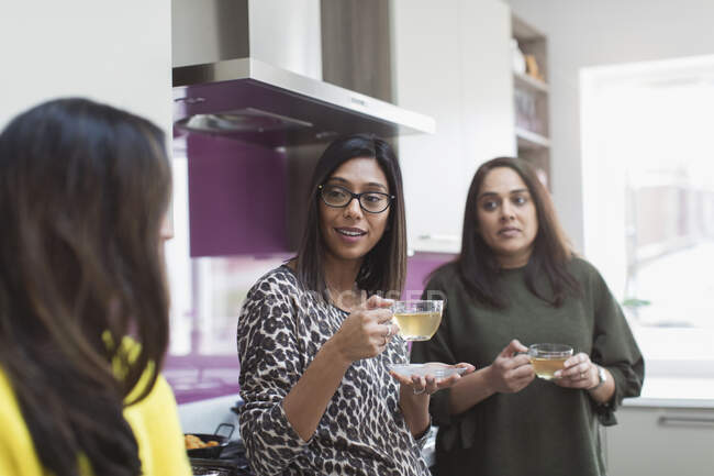 Mulheres indianas bebendo chá na cozinha — Fotografia de Stock
