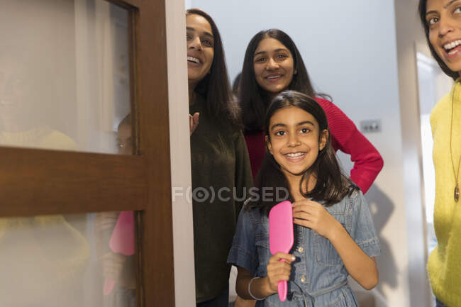 Портрет счастливой семьи в дверном проеме — стоковое фото