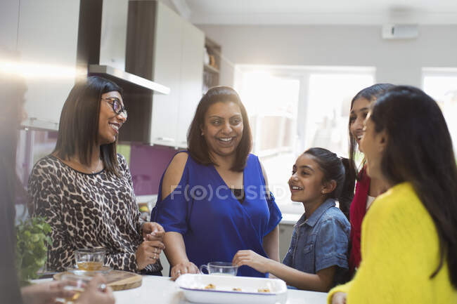 Mulheres indianas e meninas falando na cozinha — Fotografia de Stock