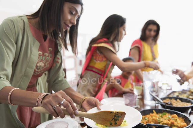 Індійські жінки в сарі подають їжу. — стокове фото