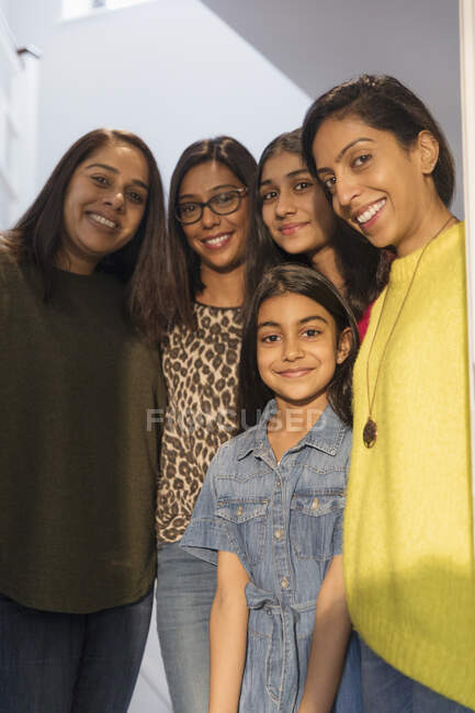 Ritratto donne e ragazze indiane felici all'ingresso — Foto stock