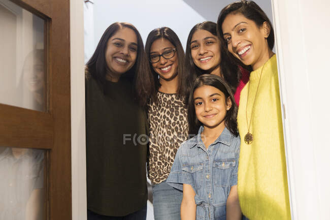 Retrato feliz indiana mulheres e meninas na porta — Fotografia de Stock