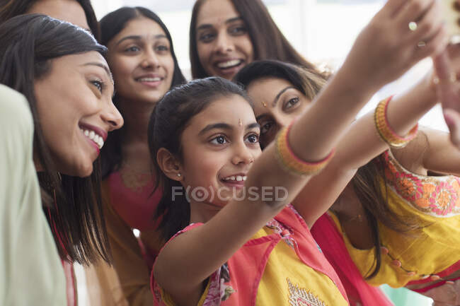 Mulheres e meninas indianas sorridentes em saris tomando selfie — Fotografia de Stock