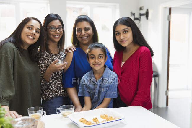 Retrato feliz indio mujeres y niñas en la cocina - foto de stock
