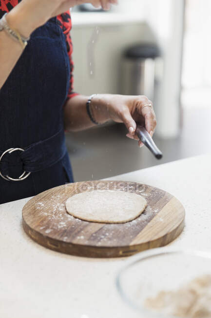 Woman making naan bread in kitchen — Stock Photo
