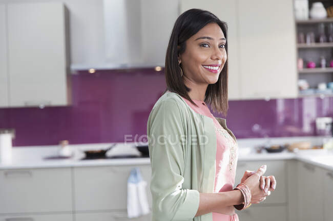 Ritratto donna sorridente sicura in cucina — Foto stock