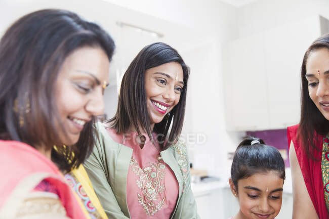 Glückliche indische Frauen in Saris und Bindis — Stockfoto