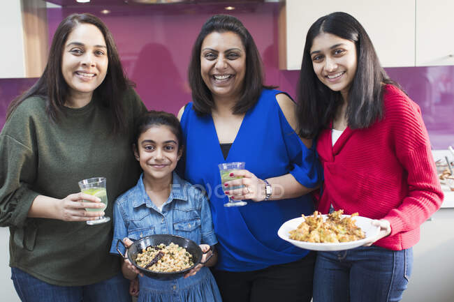 Портрет щасливих індійських жінок і дівчат, які готують їжу на кухні — стокове фото