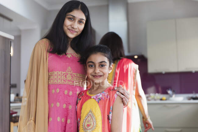 Portrait heureux sœurs indiennes à Saris — Photo de stock