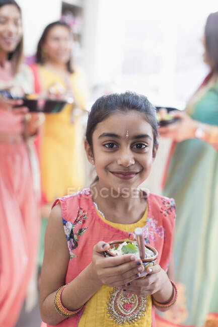 Ritratto sorridente ragazza indiana in sari e legare con ciotola di riso — Foto stock