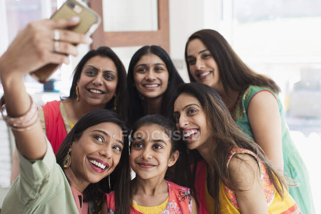 Щасливі індійські жінки й дівчата з зв 