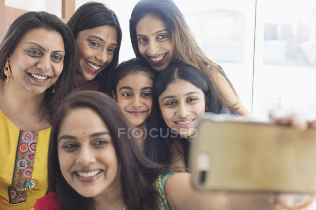 Mujeres y niñas indias felices con lazos tomando selfie - foto de stock