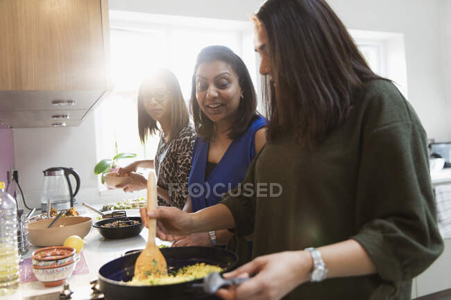 Mujeres indias cocinando comida en la cocina - foto de stock