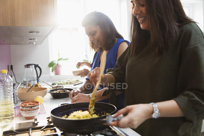 Mulheres indianas cozinhar alimentos na cozinha — Fotografia de Stock
