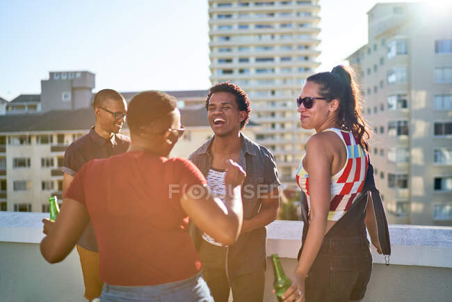 Felice giovani amici che ballano sul balcone sul tetto urbano — Foto stock