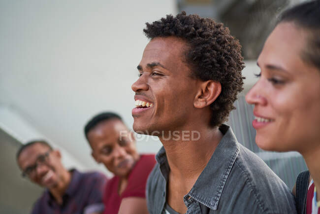 Молодий чоловік висить з друзями і сміється — стокове фото