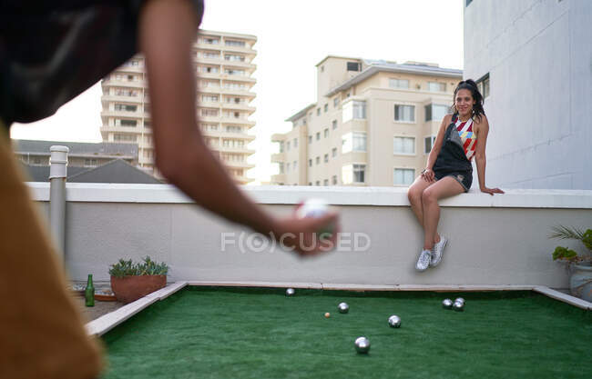Jovem casal jogar bocce bola no telhado urbano — Fotografia de Stock